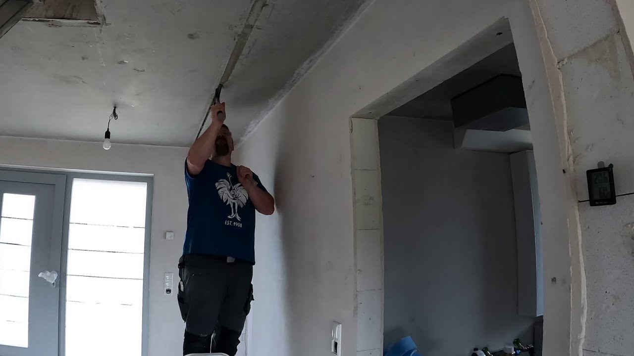 Fugen in der Betondecke spachteln