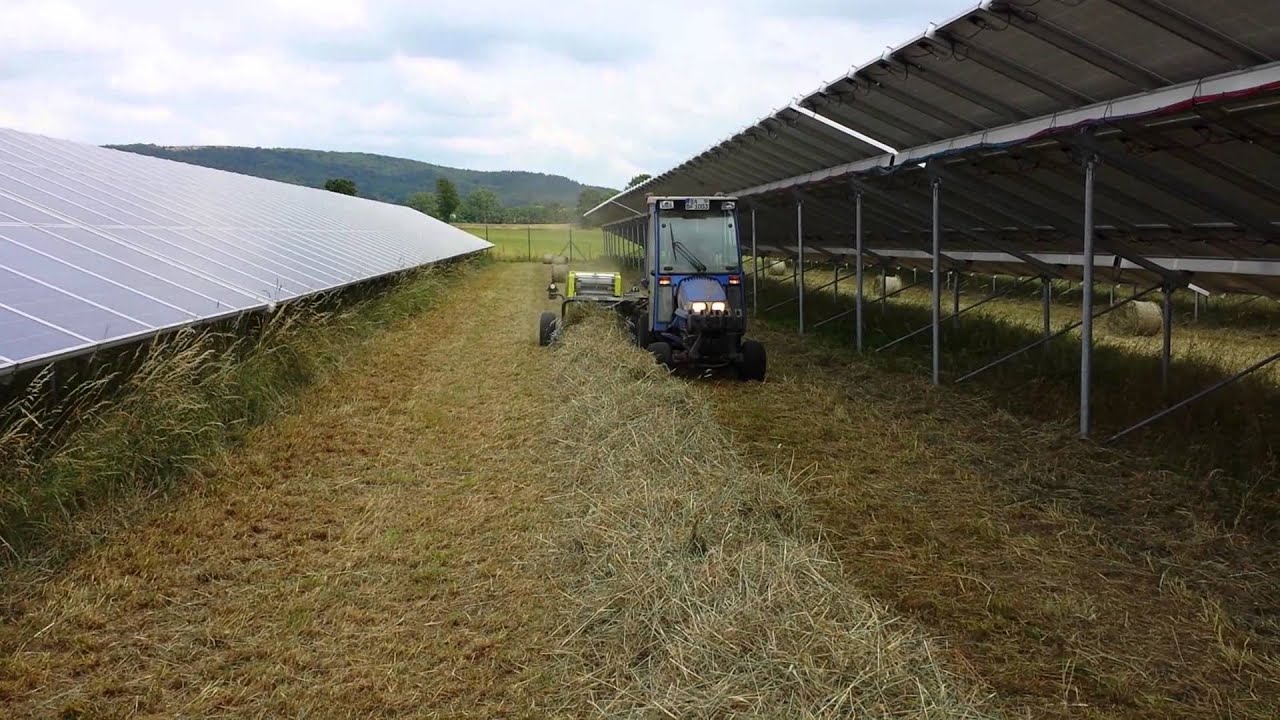 Minirundballen mit der CAEB MP 550 TPL am ISEKI TXG 23 in PV-Anlage