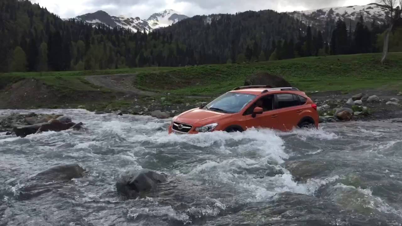 Subaru форсирует горную реку