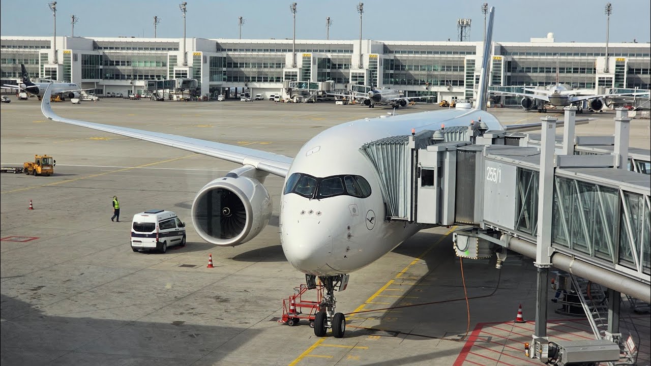 Lufthansa Business Class | Airbus A350-900 | Flight LH475 Montreal - Munich | AC Maple Leaf Lounge