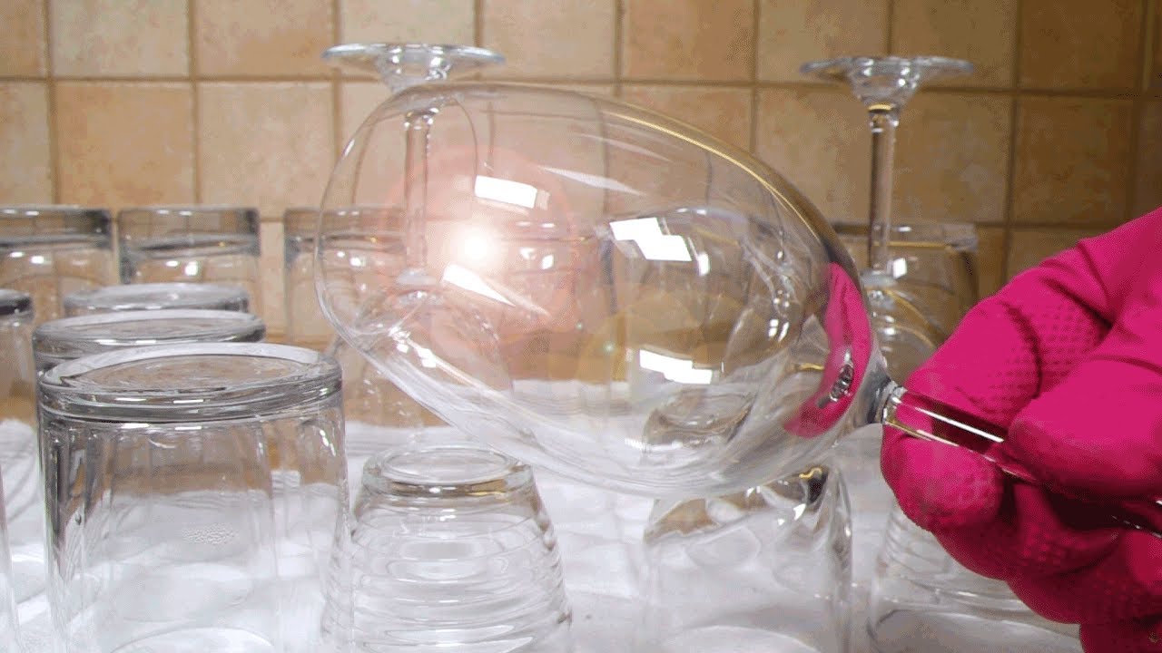 Jak umyć szklanki, kieliszki i kryształy, aby lśniły i nie matowiały | Mycie w zmywarce i ręczne