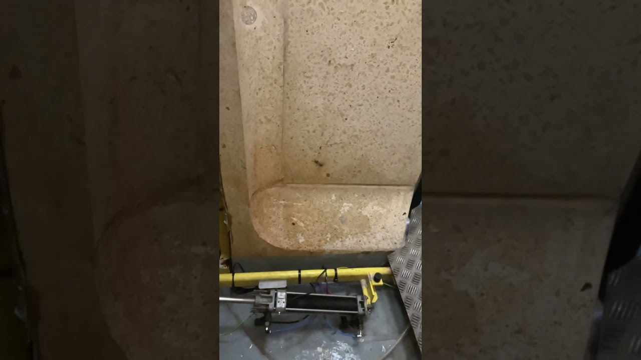 RAW VIDEO! 1980 JcDecaux Sanisette V1 self-cleaning toilet @ Nationaltheatret, Oslo, Norway.
