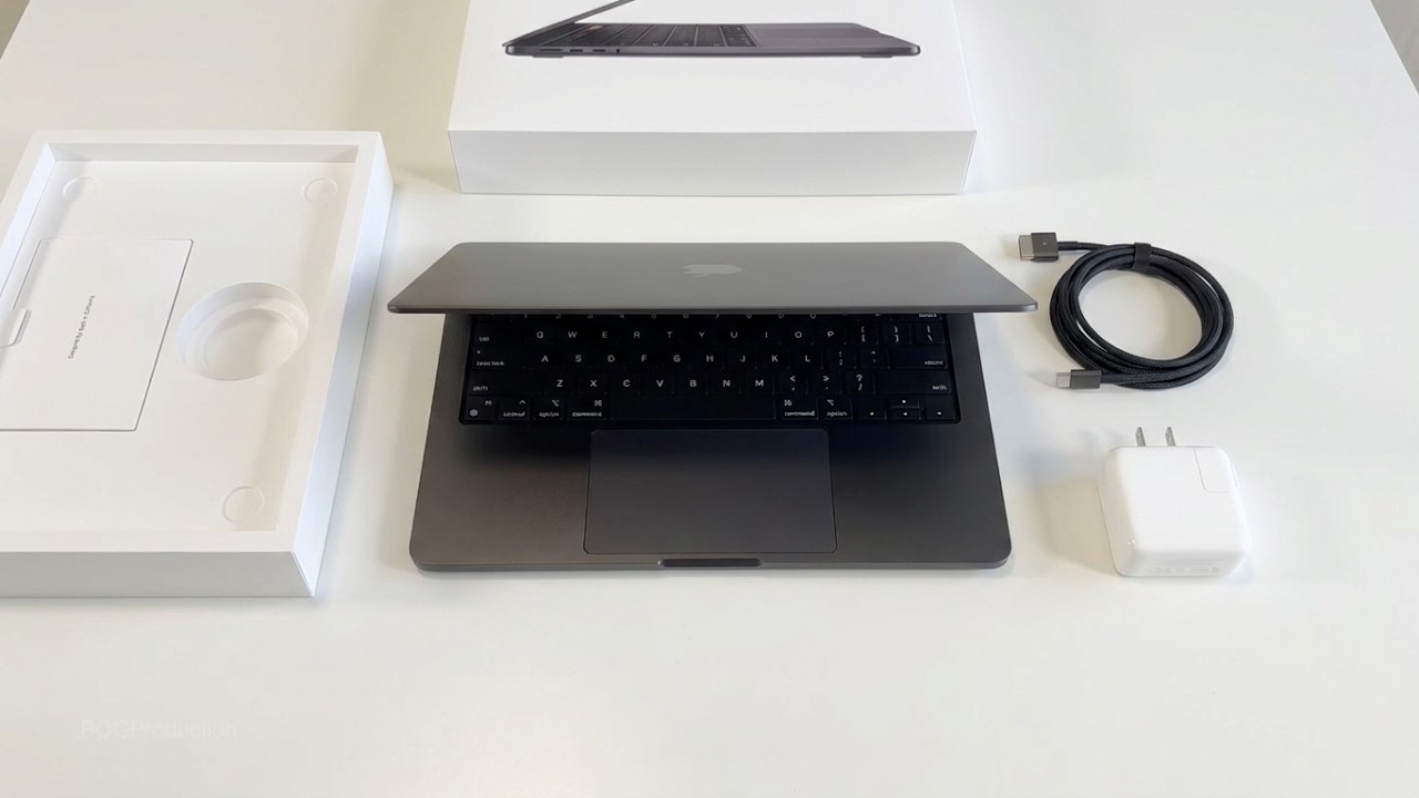 Распаковка MacBook Pro M5: &laquo;Черный космос&raquo;!