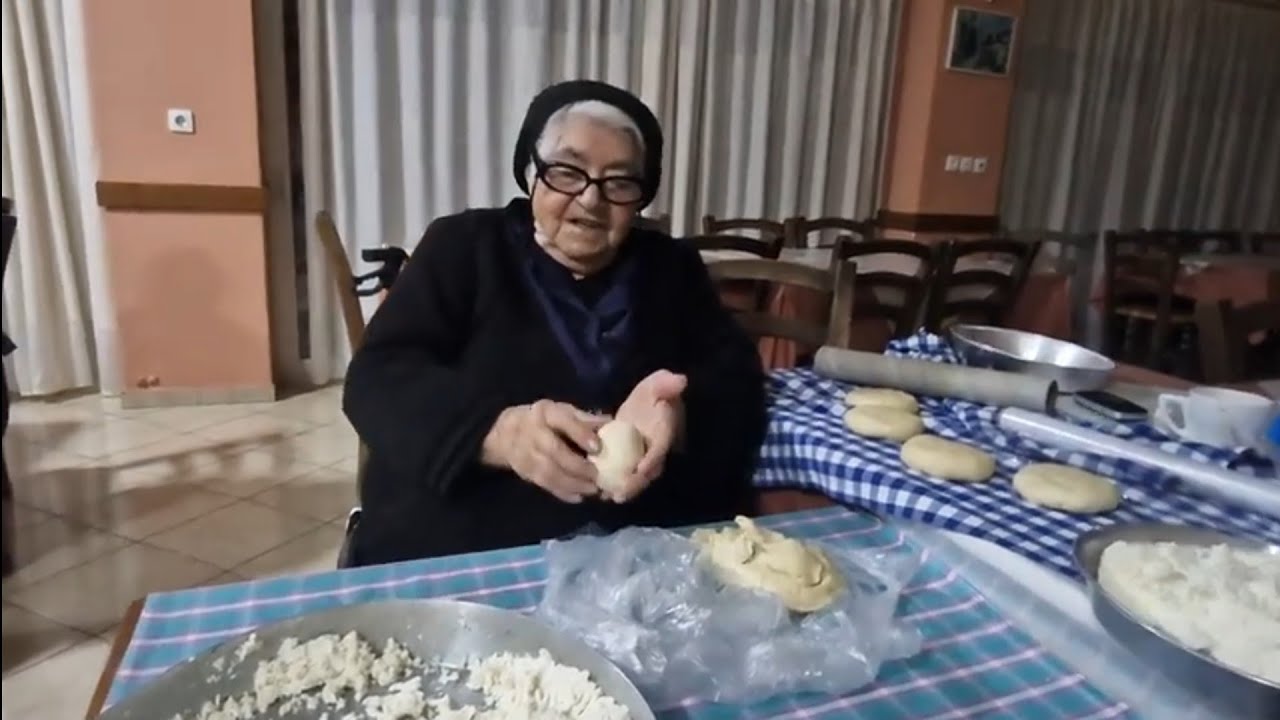 Μυζηθρόπιτες από τα χεράκια της γιαγιάς Καλλιόπης στη Καλαμαύκα