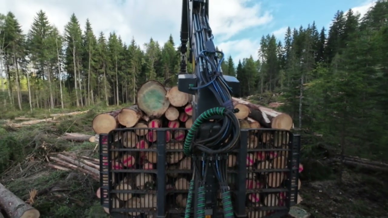 John Deere 1510G uudistuskohteelta kuusitukkia ajelemassa