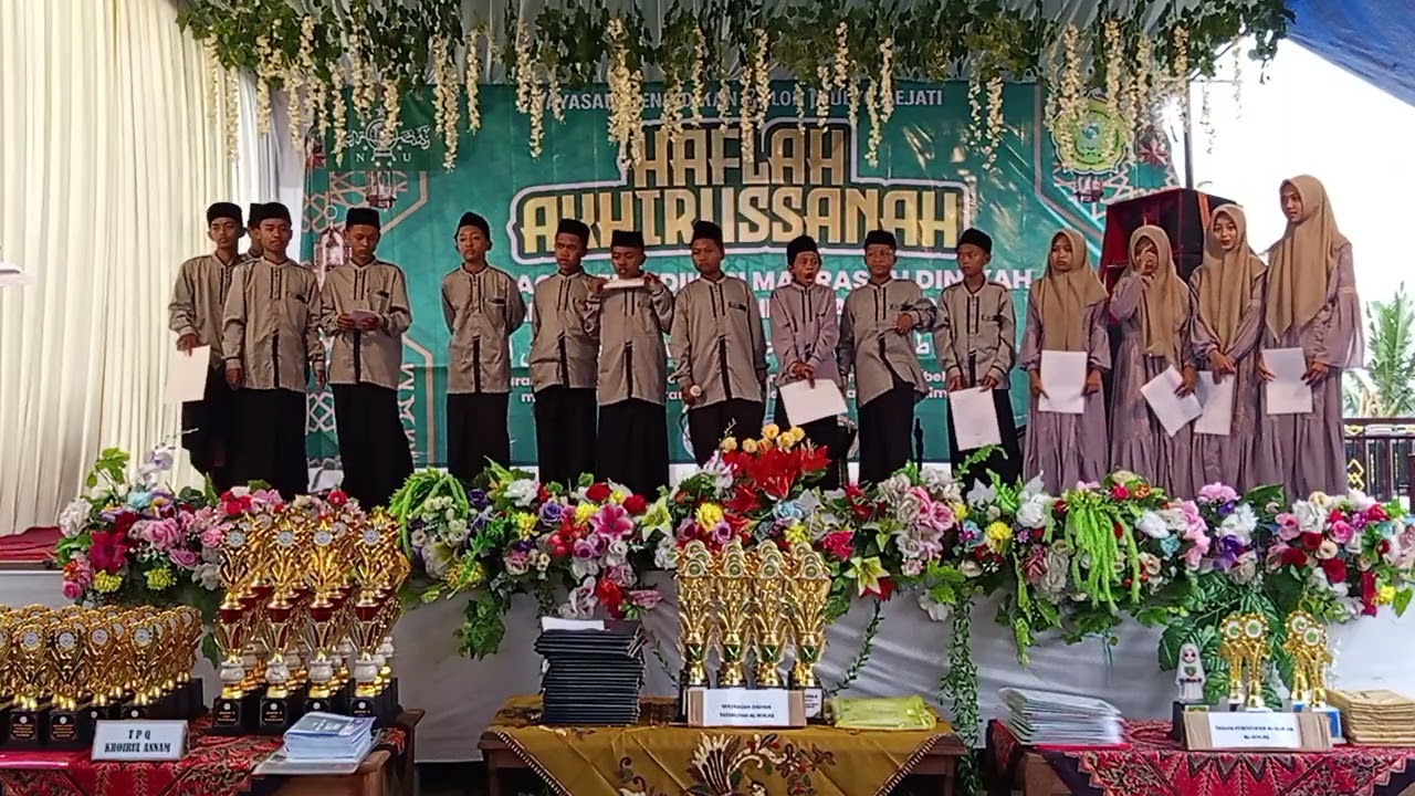 Senangnya para murid dapat piagam  semua