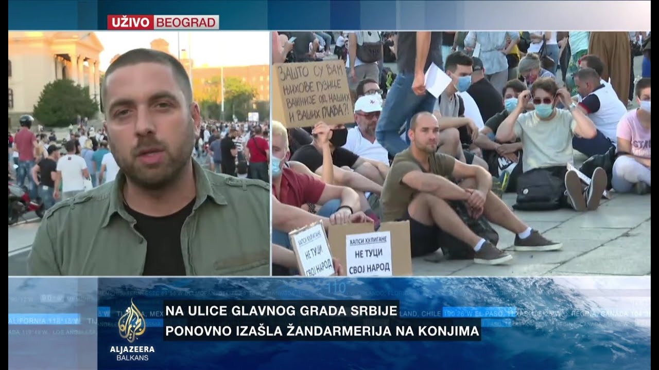 Mirni protesti u Beogradu, građani sjede ispred Skup&scaron;tine