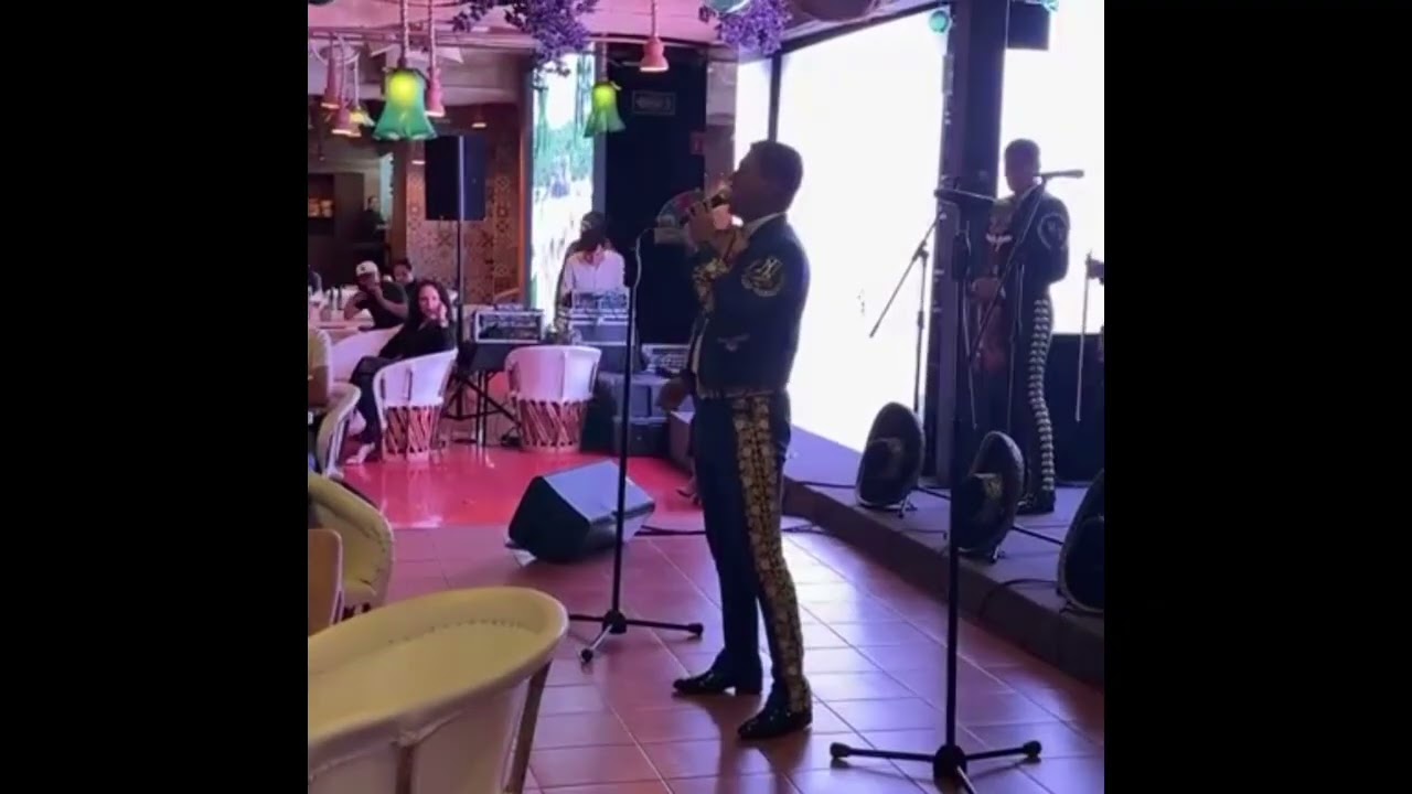 Mariachi Vargas y Mariachi Nuevo Tecalitlan tocando juntos 