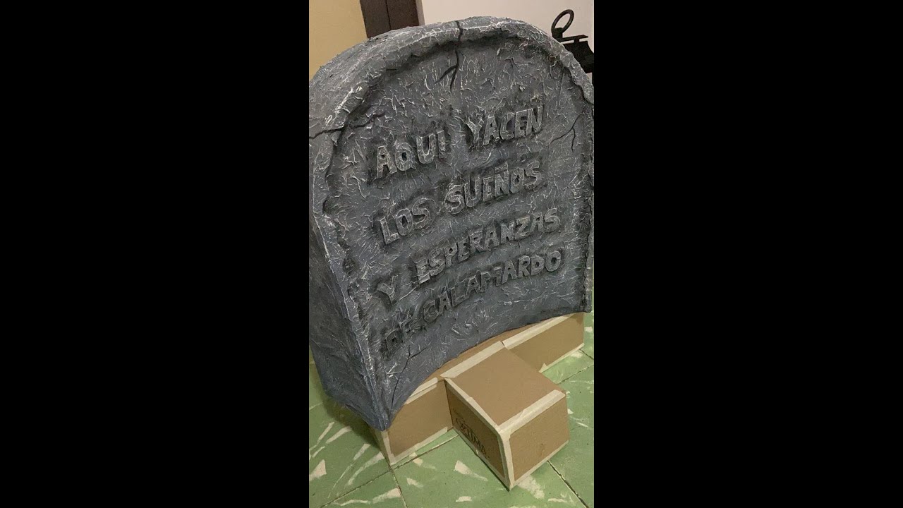 Cómo hacer lápidas para Halloween con cartón