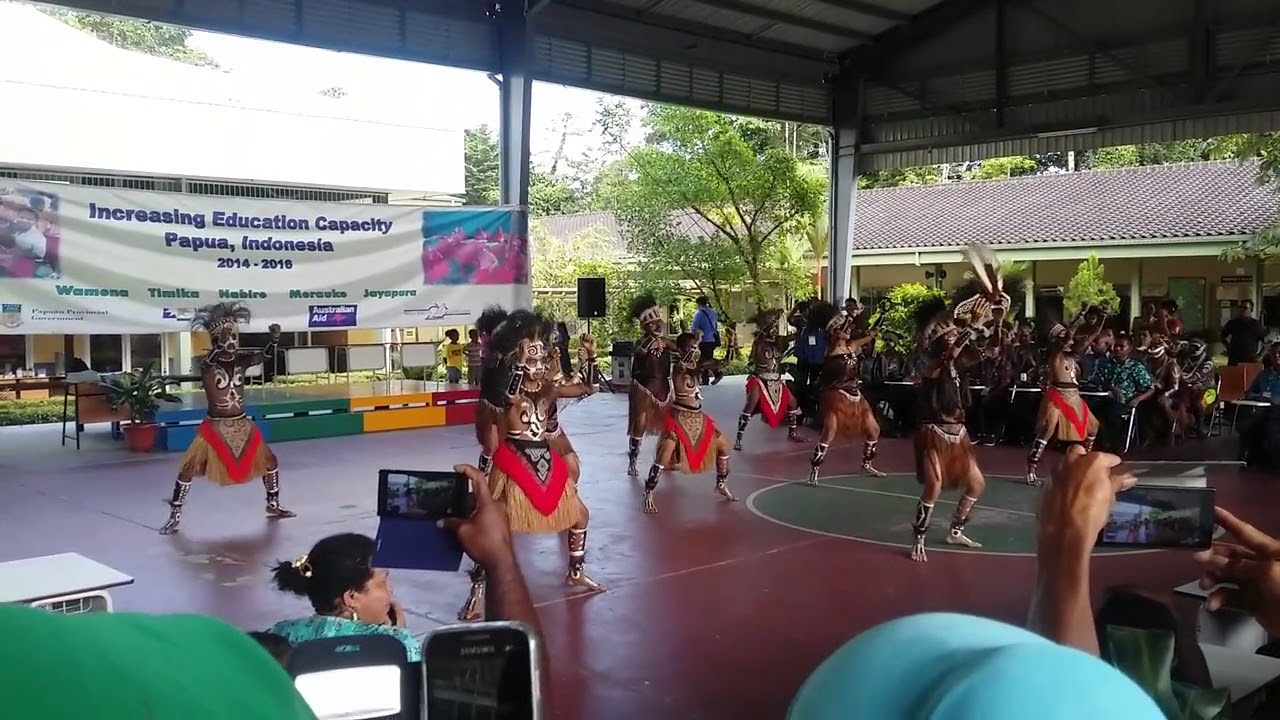 TARI PENOBATAN, SMP YPPK ST. BERNARDUS TIMIKA