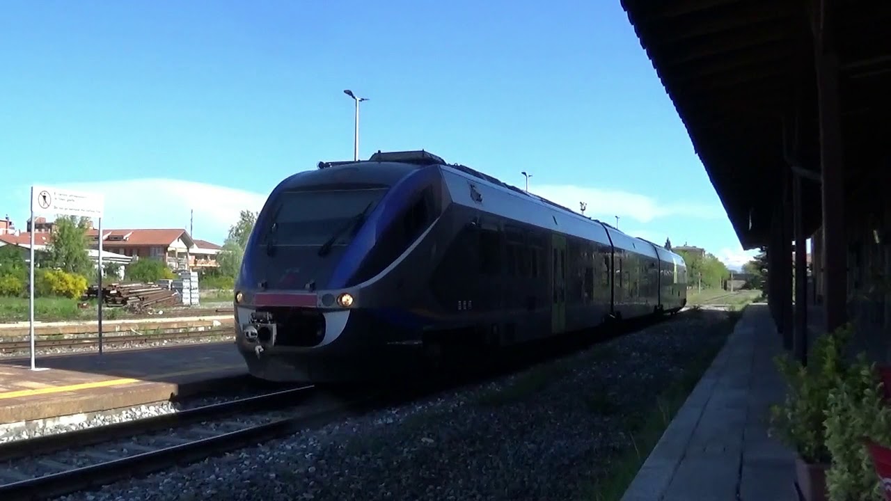 Alcuni treni in arrivo e partenza, alla stazione di Saluzzo