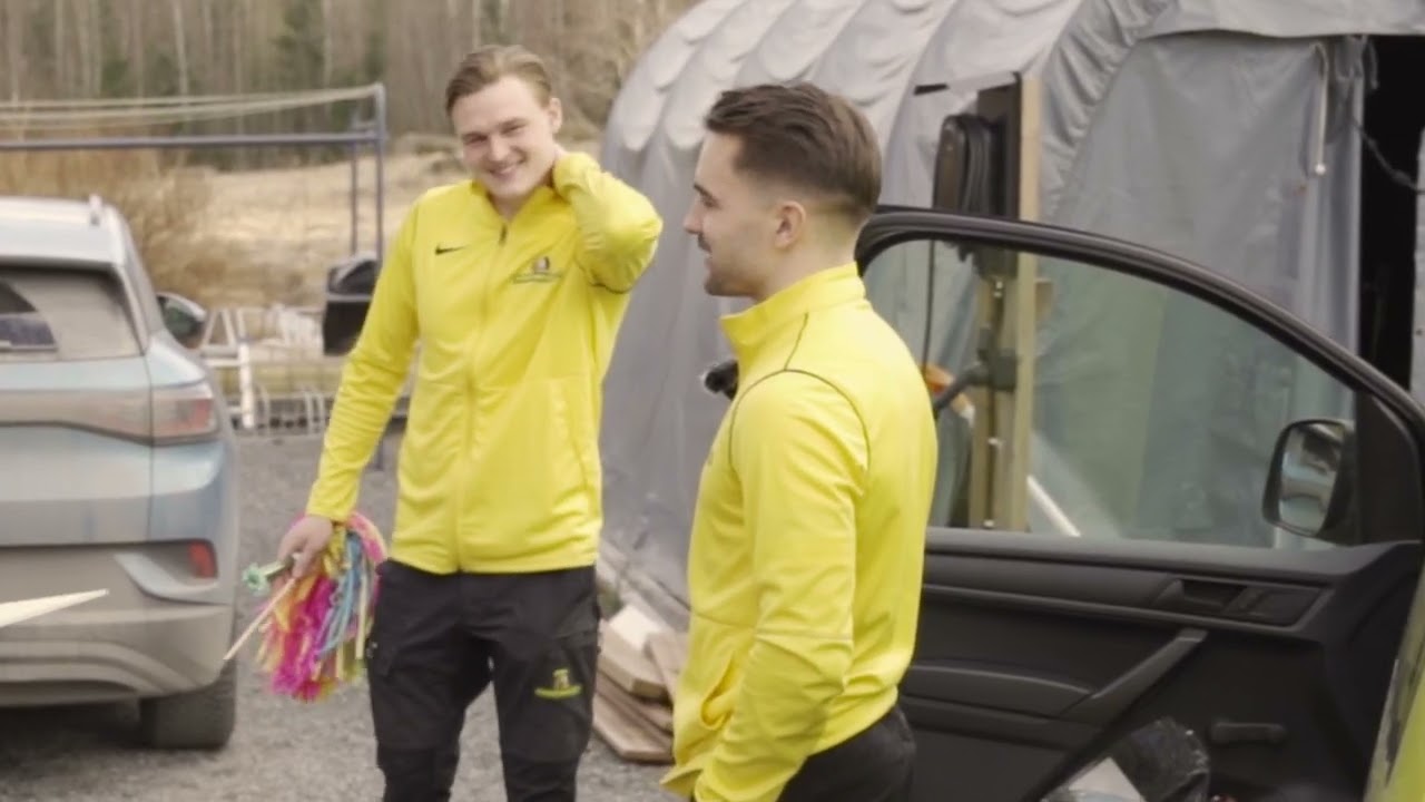 Voittajan yllätyshetki – maalausarvonnann palkinnon luovutus!