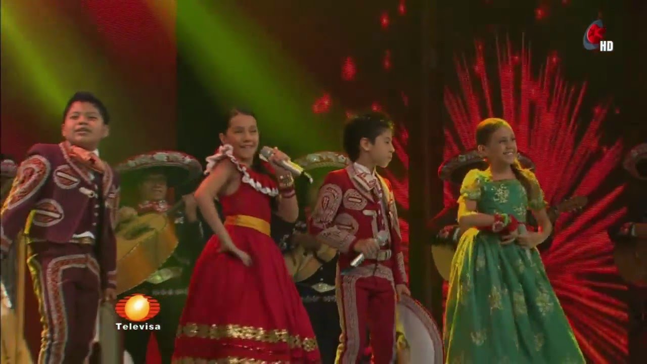 Los Pequeños Gigantes en la Fiesta Mexicana cantando "Viva México"