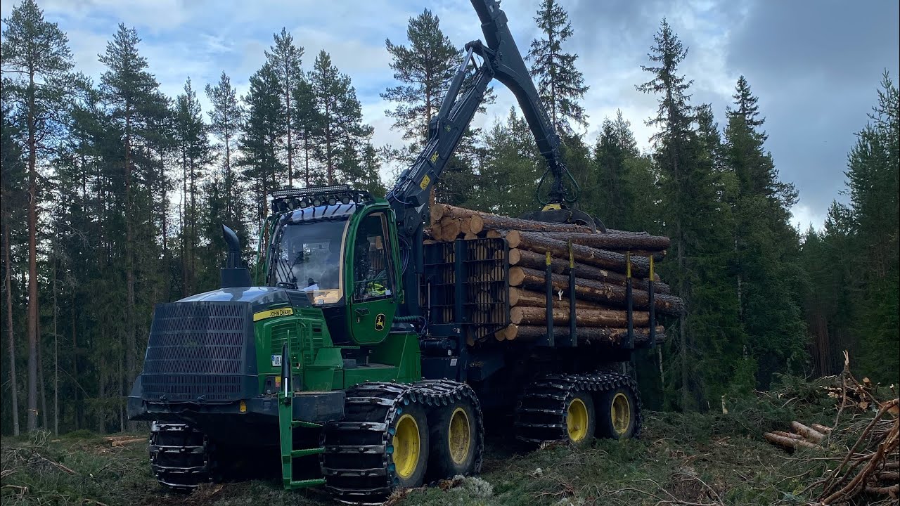 John Deere 1510G Loading big logs in rough terrain