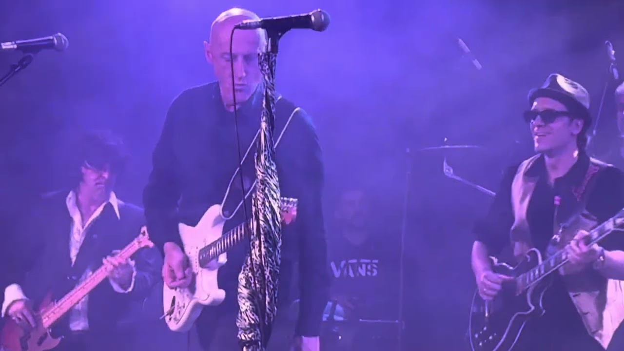 Burning, con Jorge Martinez de Ilegales. Esto es un atraco. Madrid concierto 50 aniversario