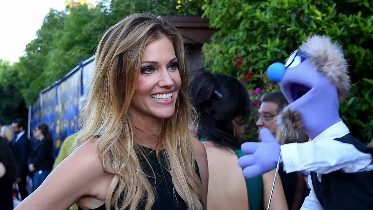 That time beautiful Cylon Number Six, Tricia Helfer, talked to a puppet at The Saturn Awards.