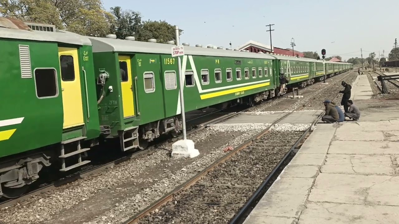 Express Train With New Rake Entering Multan Cantt Railway Station #expresstrain #viral #youtube
