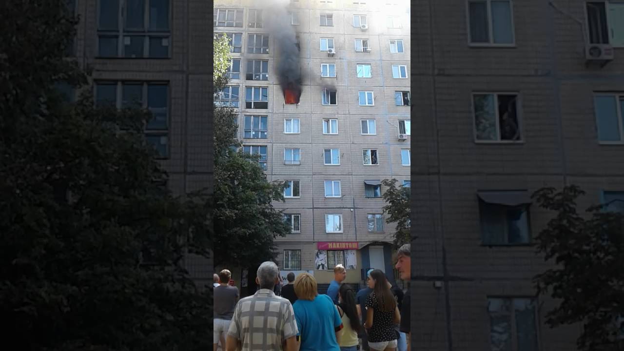 Жесть, пожар в жилом доме, горит квартира, ужас.