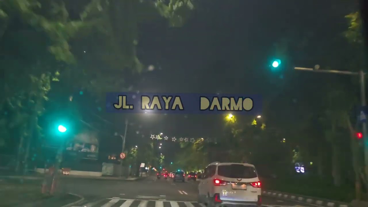 BEGINILAH SUASANA JALANAN KOTA PAHLAWAN SURABAYA DI MALAM HARI