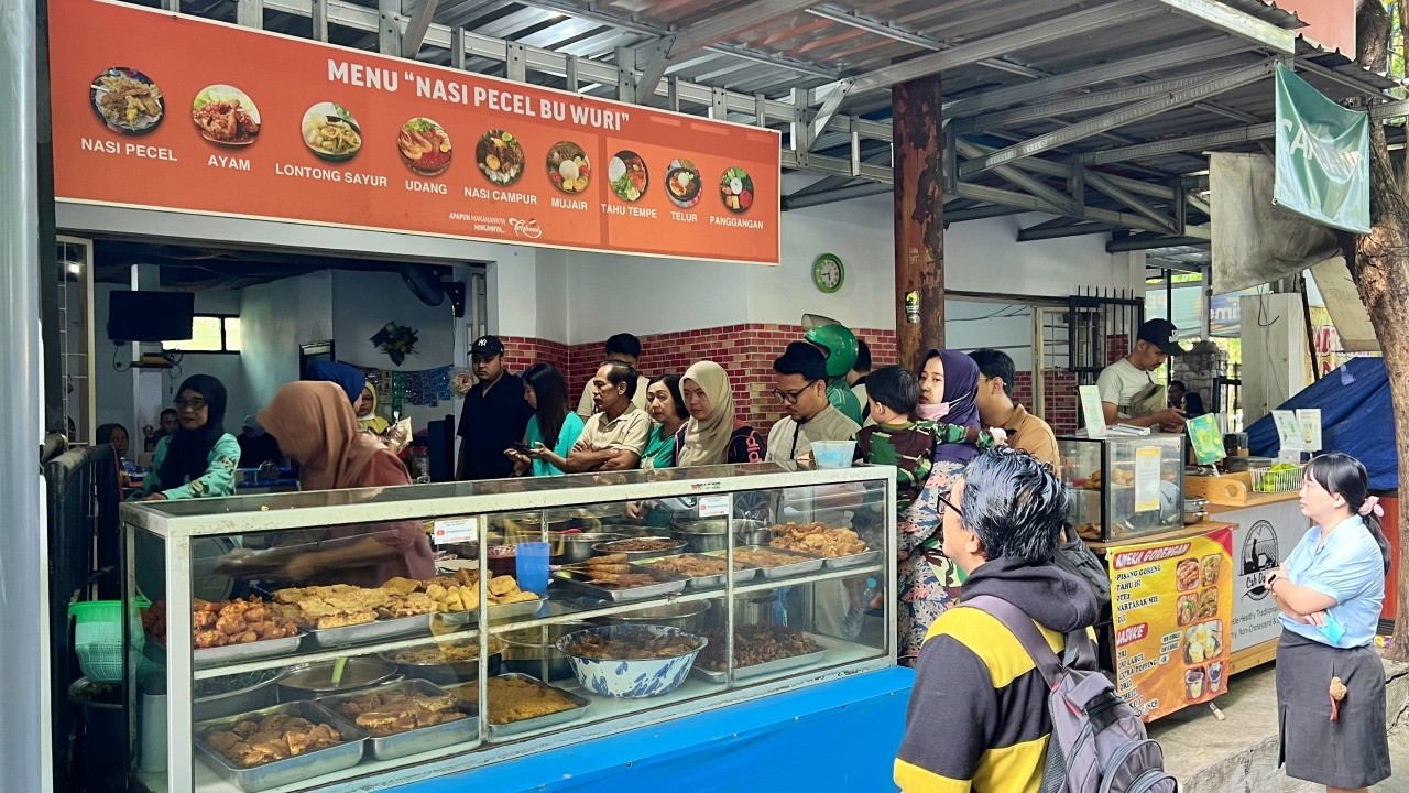 ANTRI MAKAN PECEL SEPERTI MAU DEMO!!