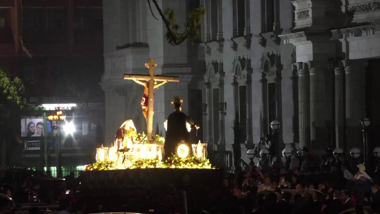 Paso del Señor de Las Misericordias por Catedral Metropolitana