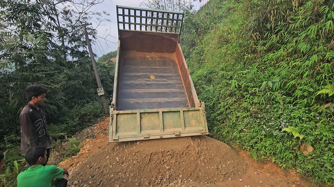 Buổi Chiều Đổ Th&ecirc;m 5M C&ocirc;ng N&ocirc;ng Tăng Bo Th&ecirc;m Vật Liệu L&agrave;m Đường L&ugrave;ng Pục Do Chị Th&ocirc;n Ở &Uacute;c T&agrave;i Trợ