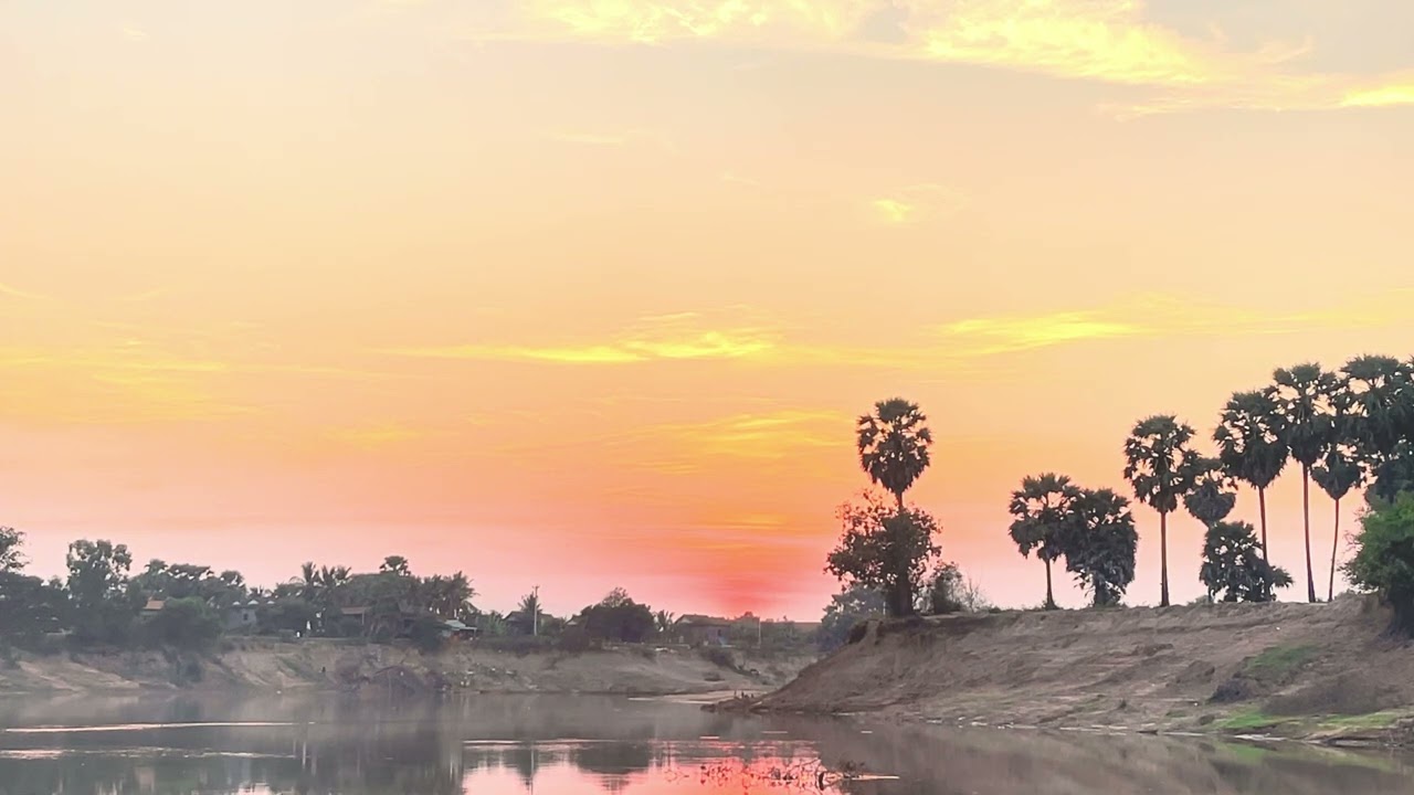 ថ្ងៃរៀបលិចនៃដងស្ទឹងសែន Come watch the sunset to relieve stress.