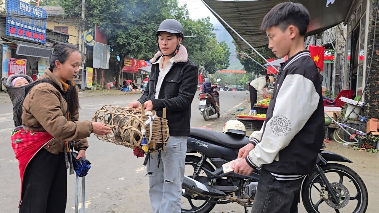 “Heartwarming Moment: Kind Electrician Buys a Chicken for a Single Mom and Her Child - Ly Tu Nhi 