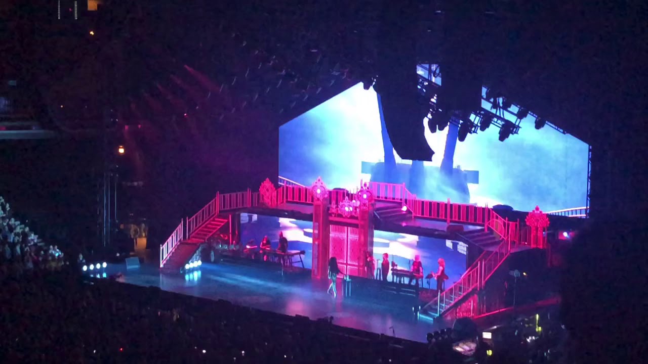 Cher - If I Could Turn Back Time (Live) @ the United Center Chicago 11/27/19