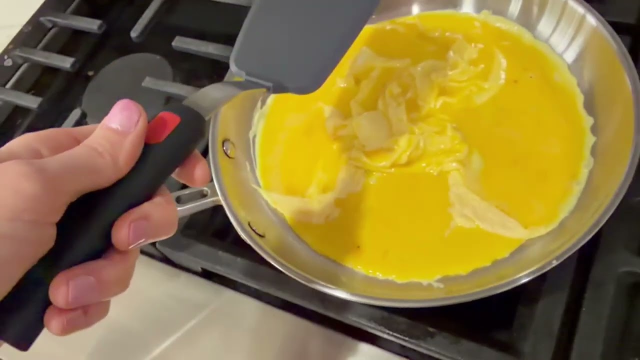 Cooking demo on Misen 10 inch stainless steel pan