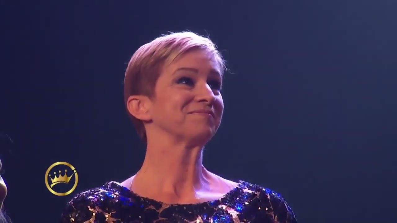 Crystal lewis Se Quiebra Hasta Las Lagrimas Al Recibir Premio En Republica Dominicana Con Barack