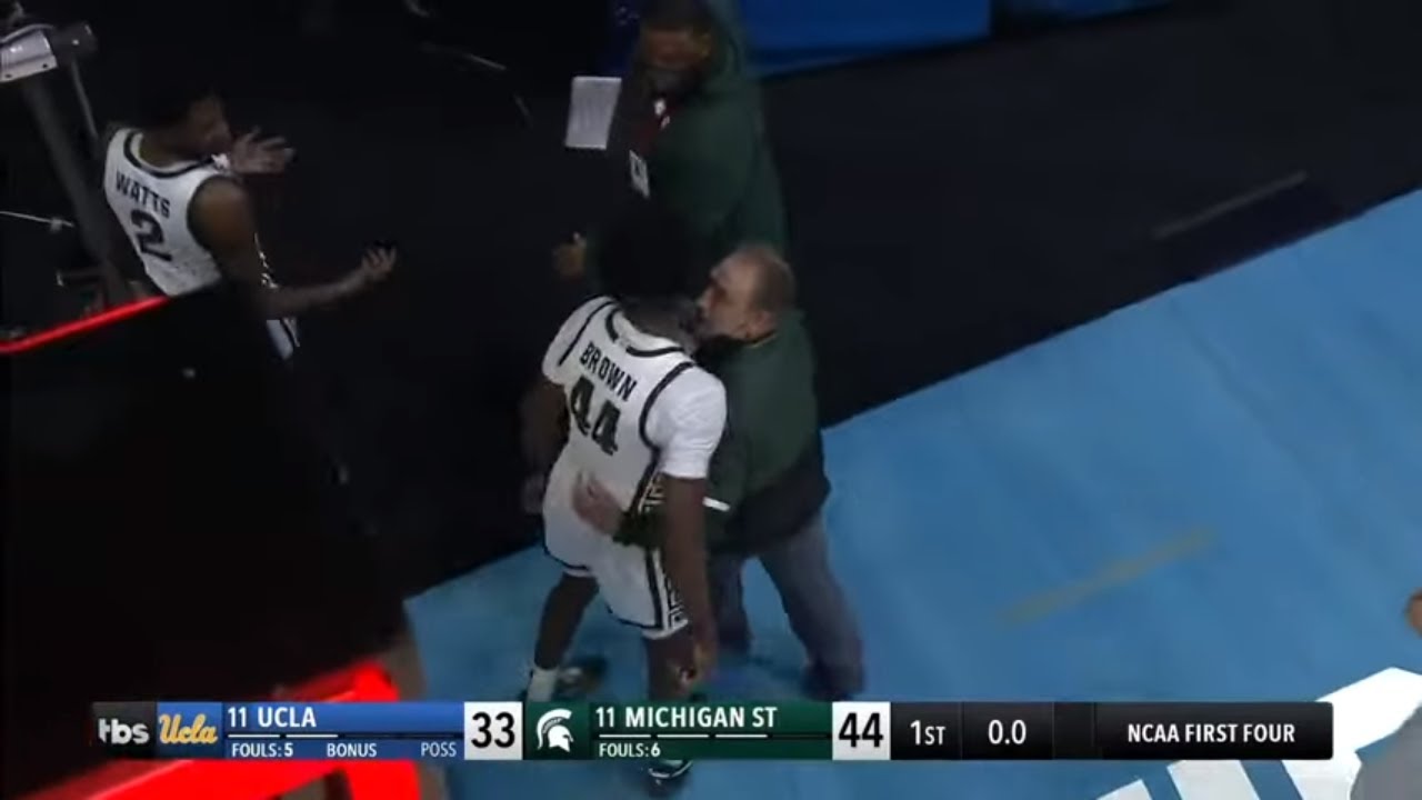 Michigan State Coach Tom Izzo and Gabe Brown HEATED Moment | 2021 College Basketball