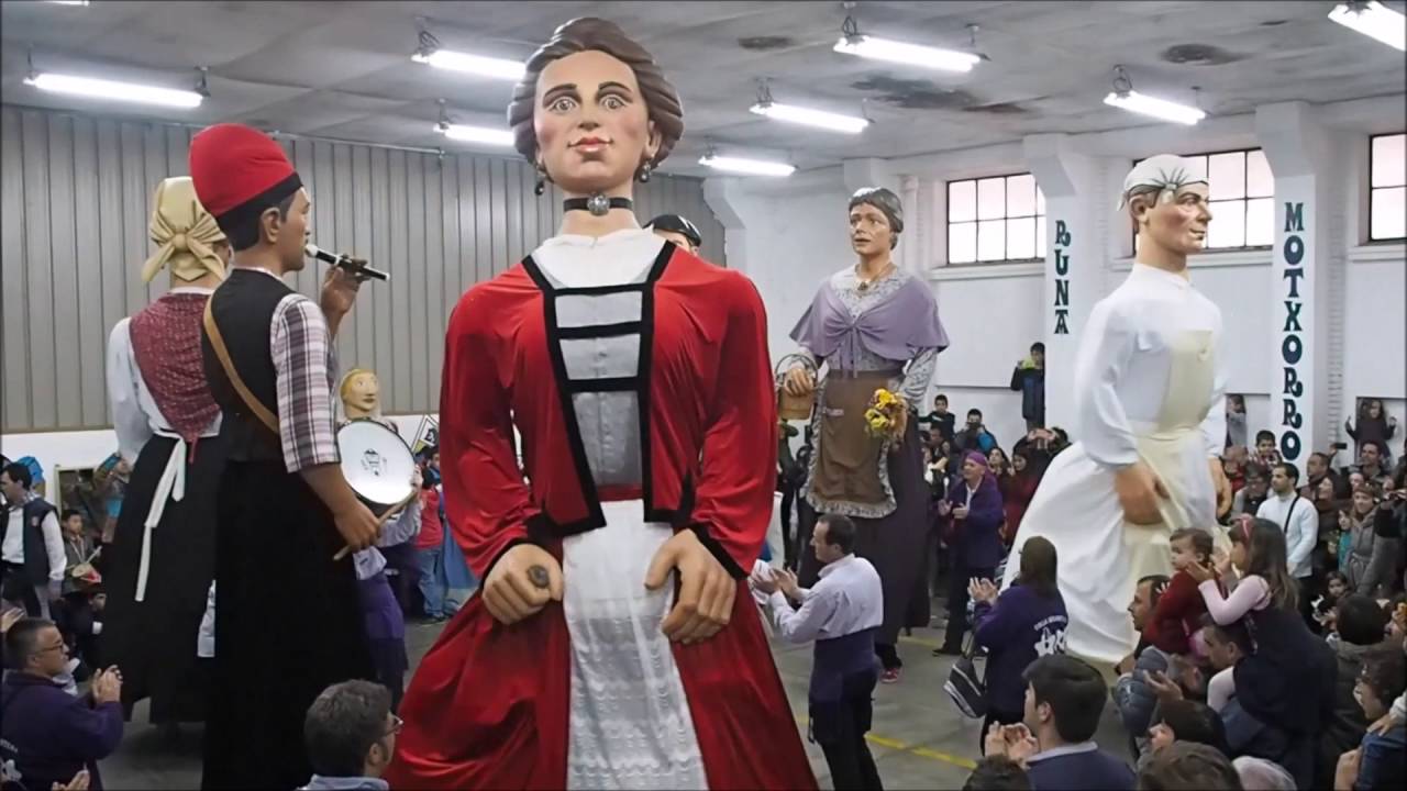 Gigantes de Rotxapea y Castellbisbal, baile en conjunto - final.
