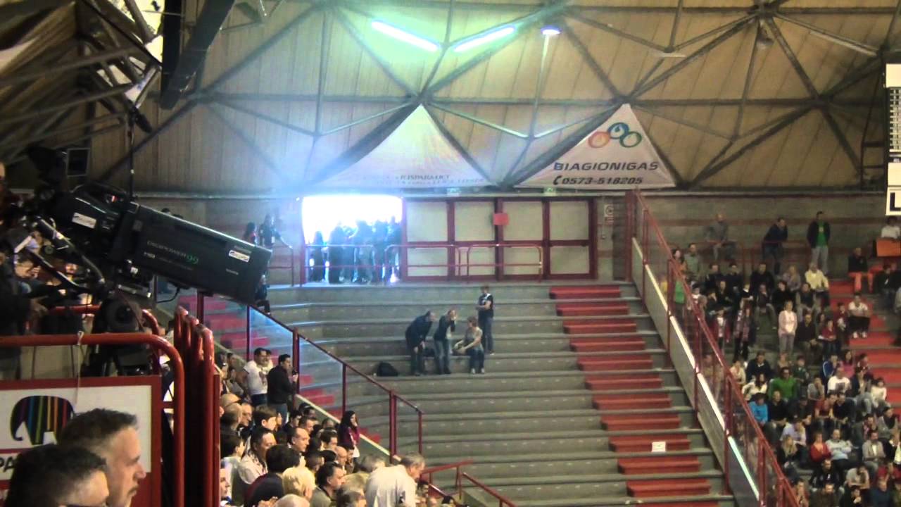 L'ingresso al PalaCarrara dei tifosi della Pallacanestro Cantù [SERIE A BEKO]