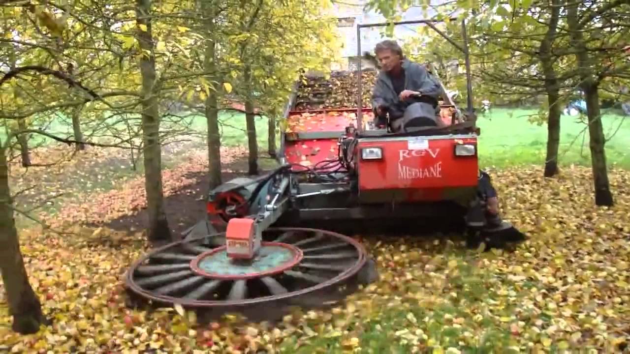 Ma&scaron;ina za skupljanje jabuka
