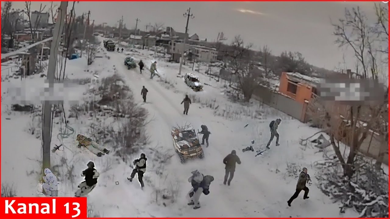Украинский беспилотник преследует большое количество бегущих российских военнослужащих, не щадя их.