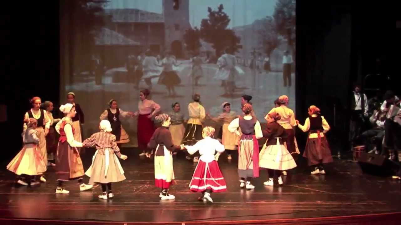 Irrintzi dantza taldearen jaialdia. 2012 apirila (1)