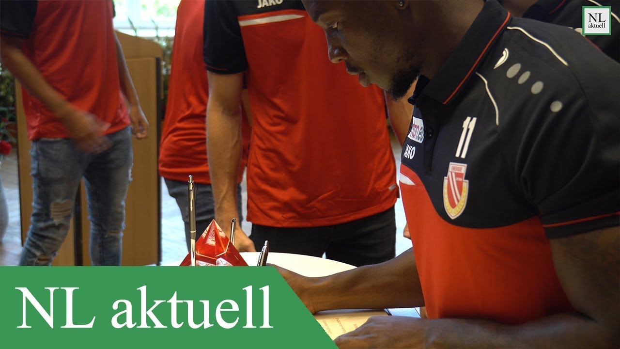 Der FC Energie Cottbus trägt sich goldene Buch der Stadt Cottbus ein