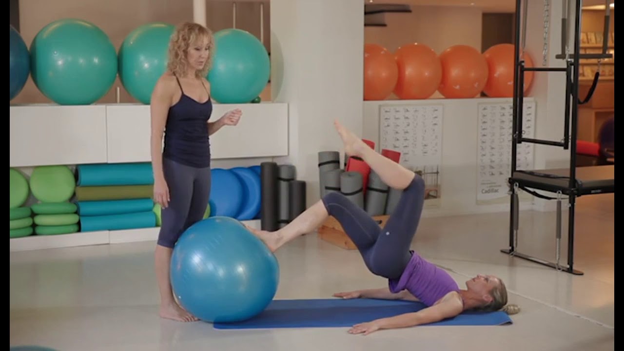 Lezioni di Pilates Online: Esercizi con la Stability Ball con Claudia Fink (Video gratuito)