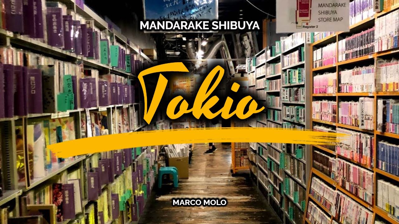 Caminando por la tienda Mandarake de Shibuya, Tokio.  Japón.