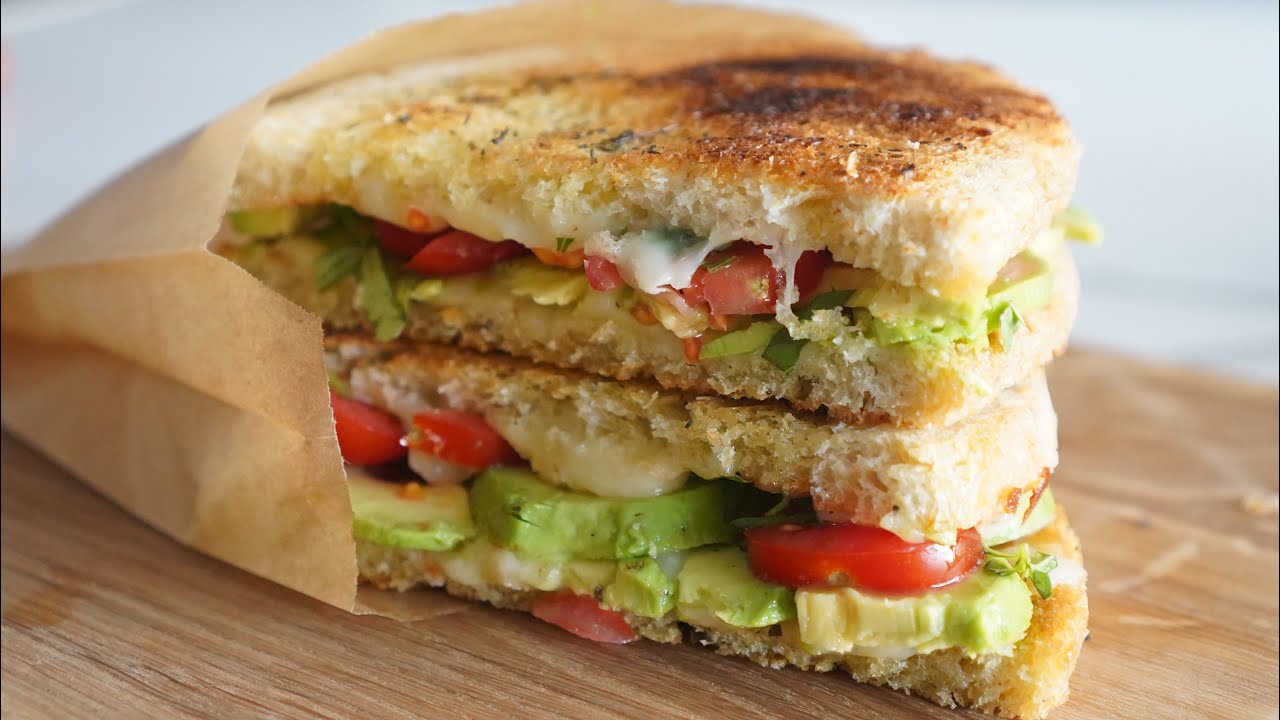Testez vite le CROQUE VEGGIE avocat tomate mozzarella grillé à la poêle. Seulement 5 ingrédients