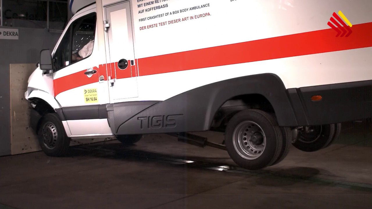 Crashtest Rettungswagen mit 40 km/h gegen eine Mauer Zeitlupen-Aufnahmen