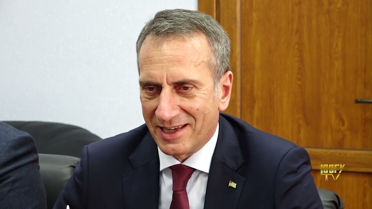 Рабочая встреча Вадима Тедеева с  МИД Абхазии во главе с министром Олегом Барциц