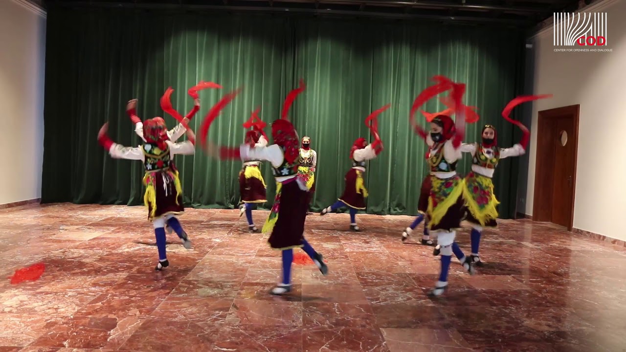 'Valle Tropoje' performuar nga vajzat e vitit të dytë të Shkollës së Baletit.