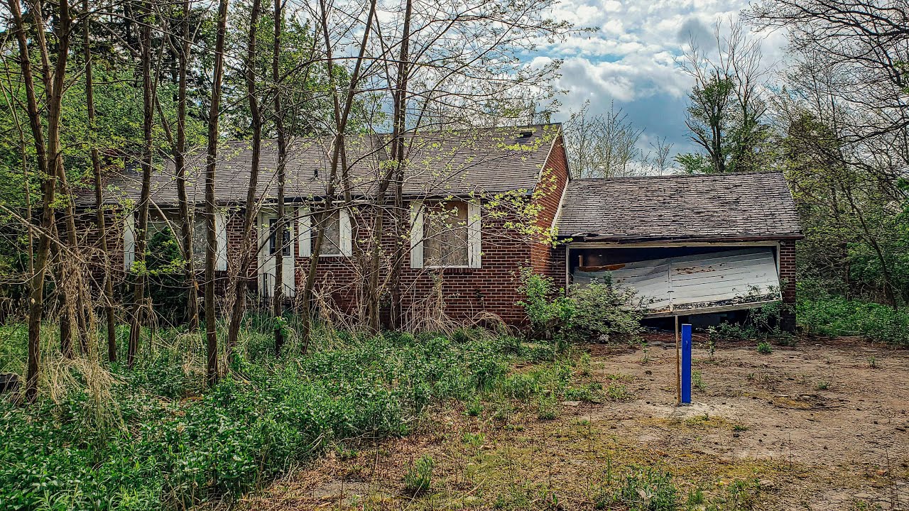 Abandoned 1960's Bungalow Grow-Op House | Every inch used & LOTS left behind!