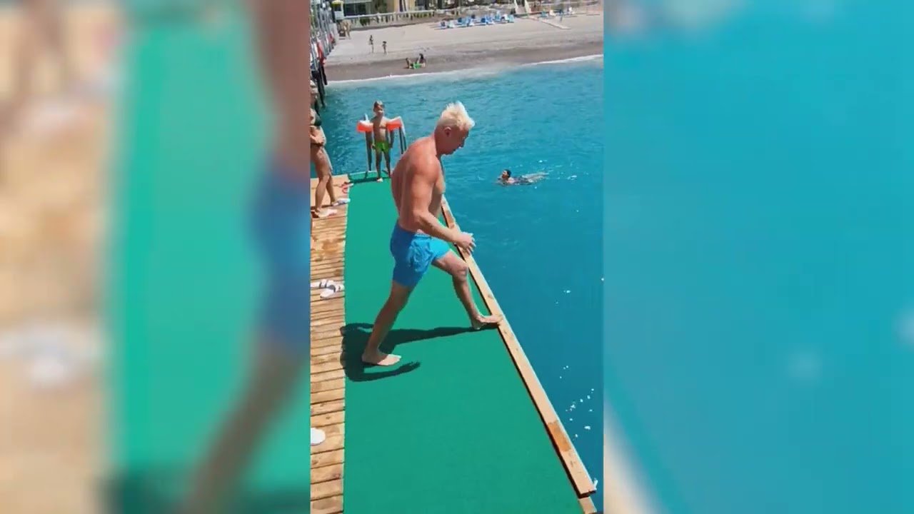 Acze- Fala uderza o plażę