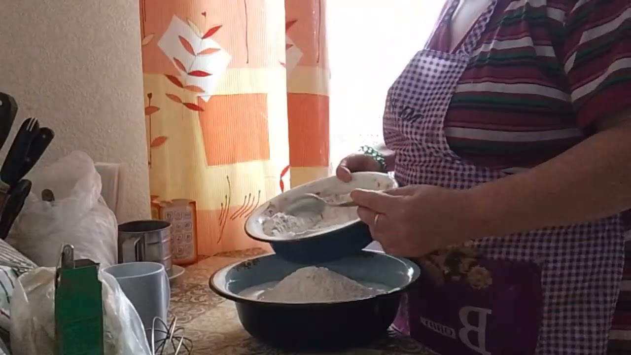 Домашний торт, кексы столичные с шоколадной глазурью.