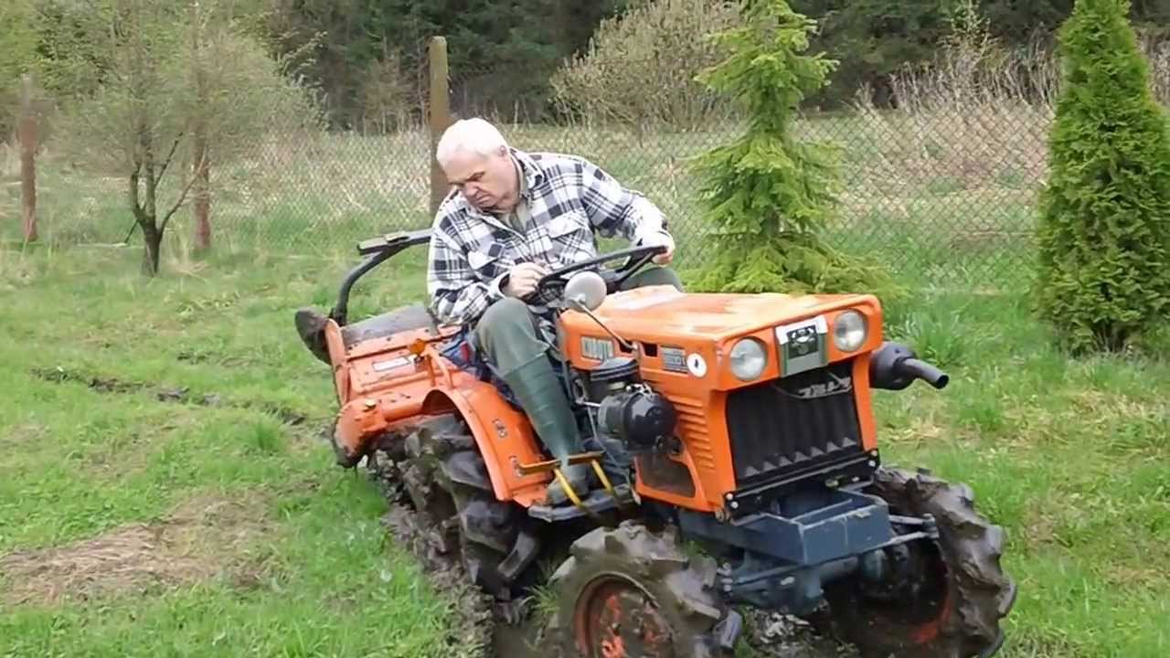 Minitraktor 4x4 Kubota 6001D wyjazd z podmokłego ogrodu . www.akant-ogrody.pl