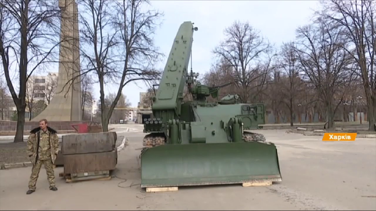 Отстреливается и ремонтирует танки на поле - новый броневик Атлет
