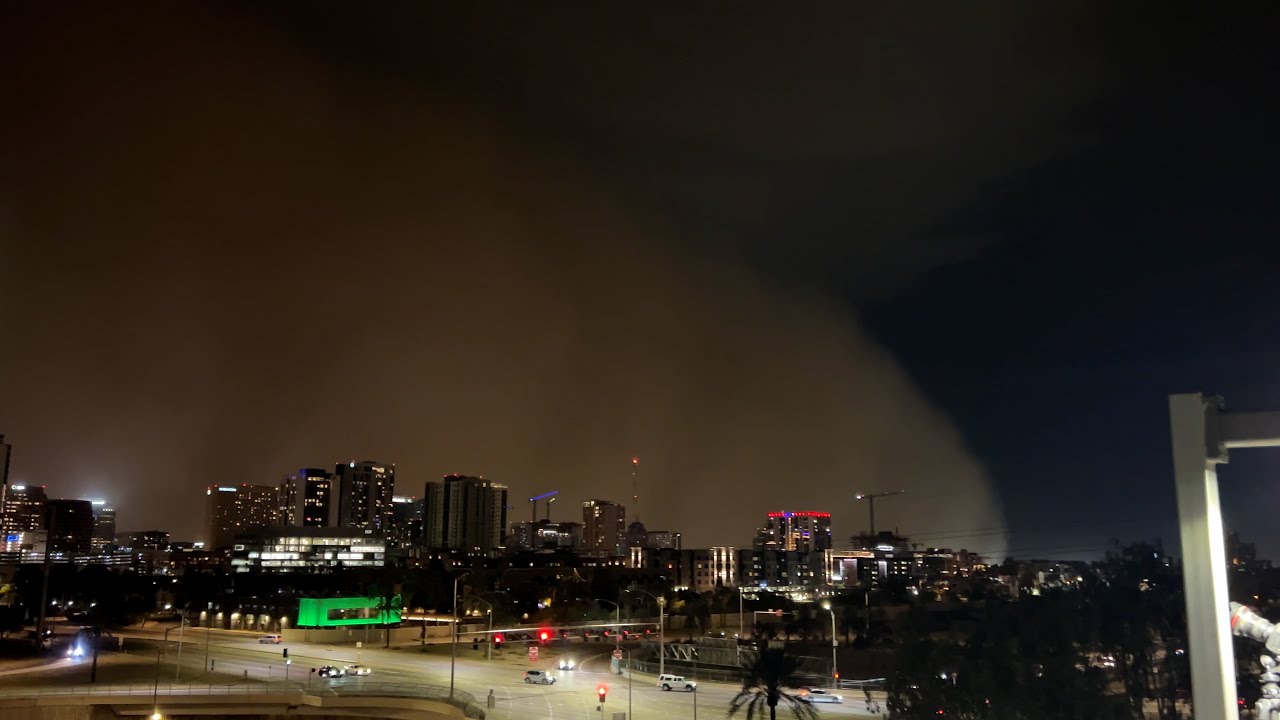 Massive Haboob Overtakes The Phoenix, Arizona Metro After Sunset